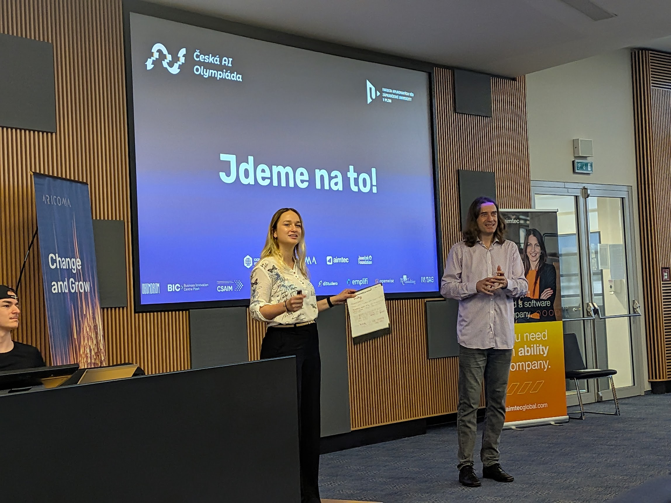 Dva přednášející před projekcí České AI Olympiády na Fakultě aplikovaných věd