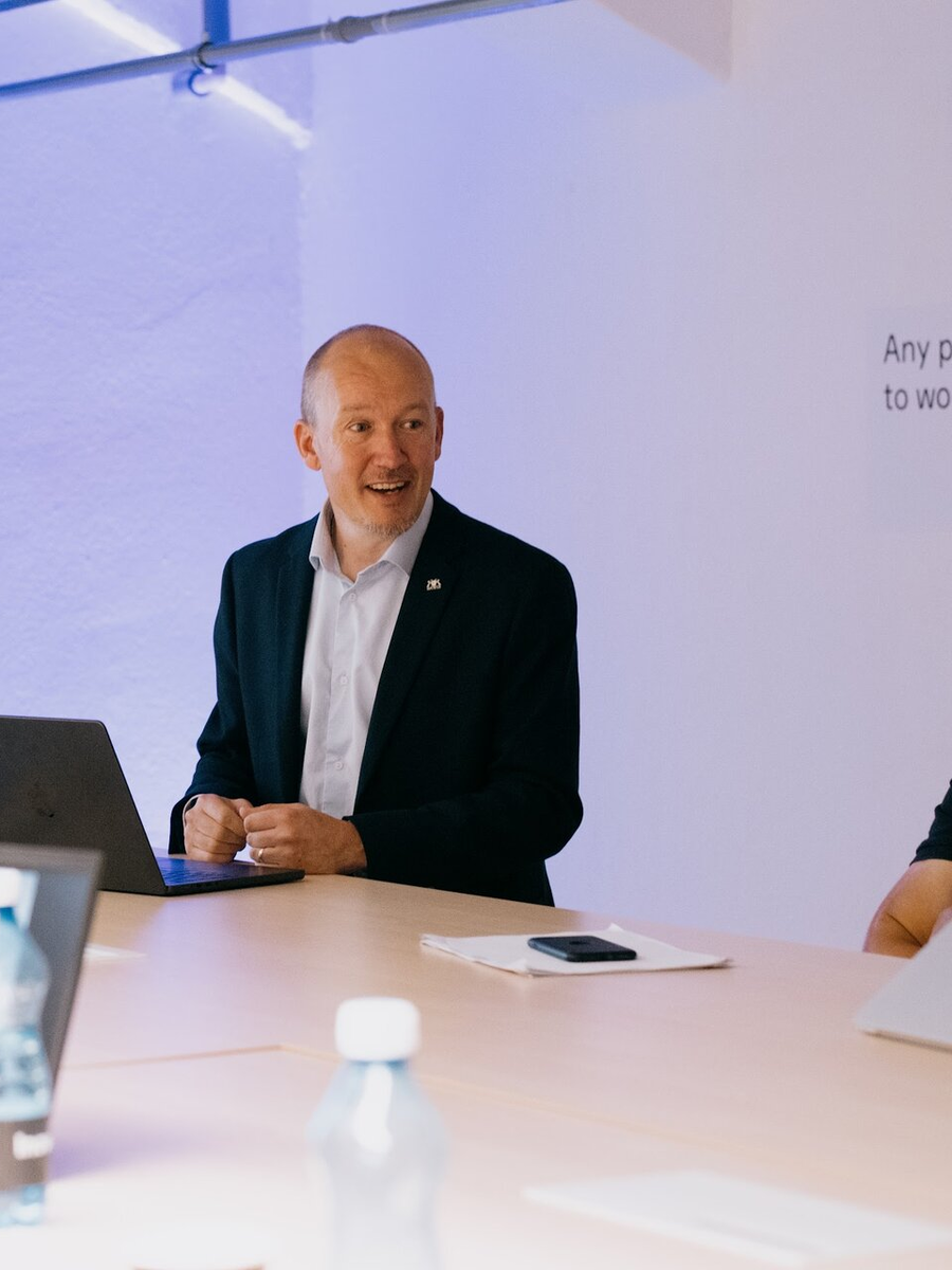Jan Švec při workshopu s účastníky v TechToweru