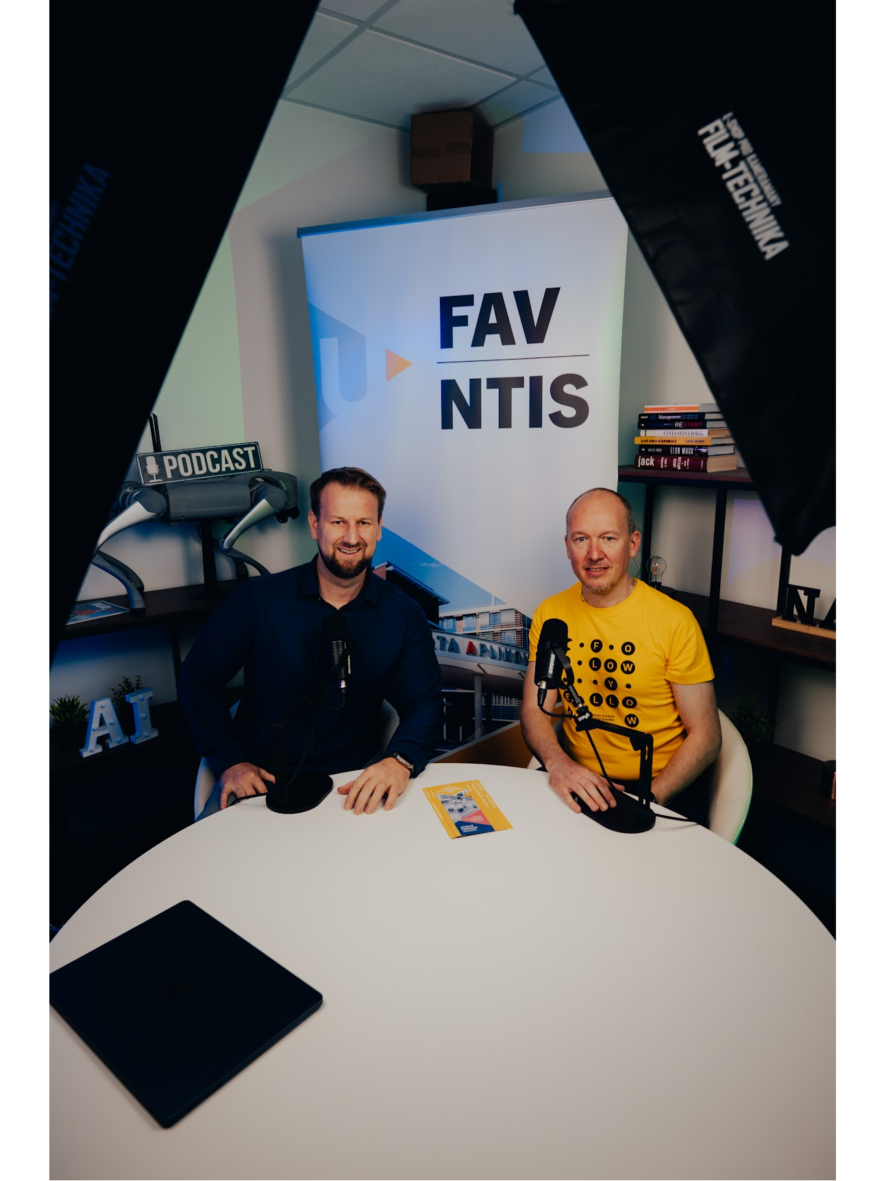 Portrétní fotografie Jana Švece a Jakuba Baxy při natáčení podcastu Naučíme AI